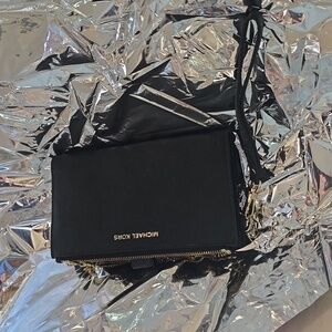 Michael Kors wallet with wristband, has 7 slots for credit cards. BLACK